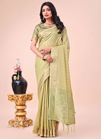Looking These Fastive Wear Saree in Fine Colored.These Saree And Blouse is Fabricated On Organza.Its Beautified With Weavon Jacquard Designer.