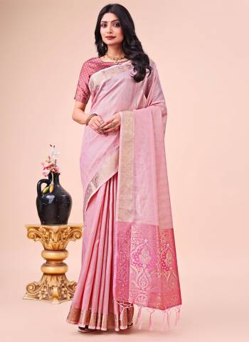 Looking These Fastive Wear Saree in Fine Colored.These Saree And Blouse is Fabricated On Organza.Its Beautified With Weavon Jacquard Designer.