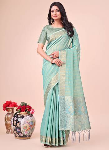 Looking These Fastive Wear Saree in Fine Colored.These Saree And Blouse is Fabricated On Organza.Its Beautified With Weavon Jacquard Designer.