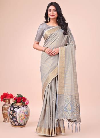 Looking These Fastive Wear Saree in Fine Colored.These Saree And Blouse is Fabricated On Organza.Its Beautified With Weavon Jacquard Designer.
