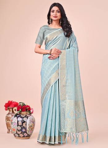 Looking These Fastive Wear Saree in Fine Colored.These Saree And Blouse is Fabricated On Organza.Its Beautified With Weavon Jacquard Designer.