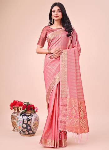 Looking These Fastive Wear Saree in Fine Colored.These Saree And Blouse is Fabricated On Organza.Its Beautified With Weavon Jacquard Designer.
