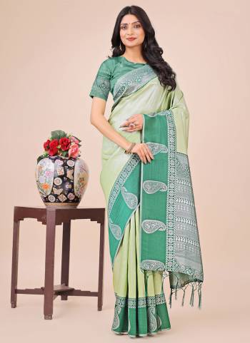 Garb These Party Wear Saree in Fine Colored.These Saree And Blouse is Fabricated On Lichi Silk.Its Beautified With Weavon Jari Designer.