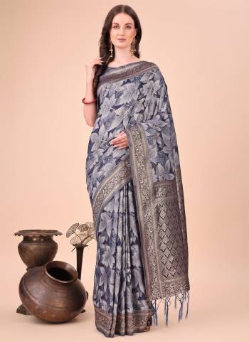 Looking These Fastive Wear Saree in Fine Colored.These Saree And Blouse is Fabricated On Cotton.Its Beautified With Weavon Jacquard Designer With Printed.