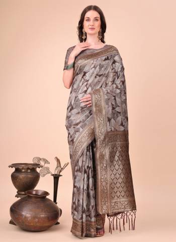 Looking These Fastive Wear Saree in Fine Colored.These Saree And Blouse is Fabricated On Cotton.Its Beautified With Weavon Jacquard Designer With Printed.