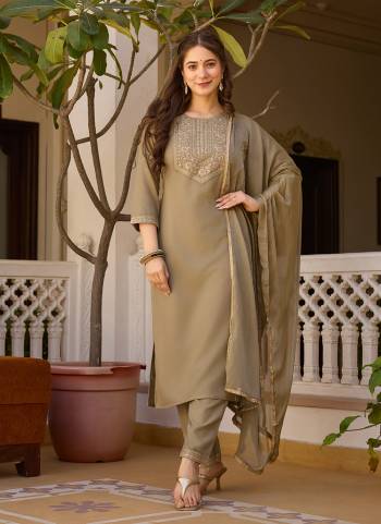 Looking These Suit in Fine Colored Pair With Bottom And Dupatta.These Top And Bottom Are Fabricated On Rayon Pair With Chinon Dupatta.Its Beautified With Designer Embroidery Work .