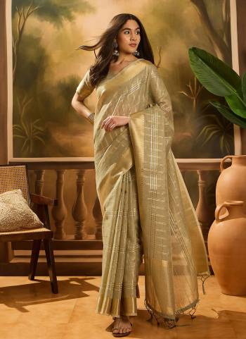 Garb These Party Wear Saree in Fine Colored.These Saree And Blouse Is Kadi Organza Fabricated.Its Beautified With Wevon Jacquard Designer.