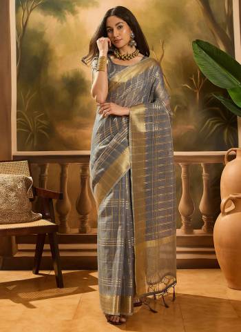 Garb These Party Wear Saree in Fine Colored.These Saree And Blouse Is Kadi Organza Fabricated.Its Beautified With Wevon Jacquard Designer.