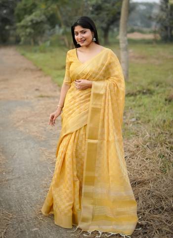 Looking These Party Wear Saree in Fine Colored.These Saree And Blouse is Fabricated On Kalyani Silk.Its Beautified With Weaving Small Jari Checks Designer.