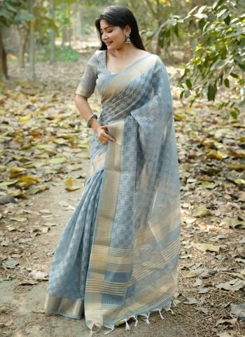 Looking These Party Wear Saree in Fine Colored.These Saree And Blouse is Fabricated On Kalyani Silk.Its Beautified With Weaving Small Jari Checks Designer.