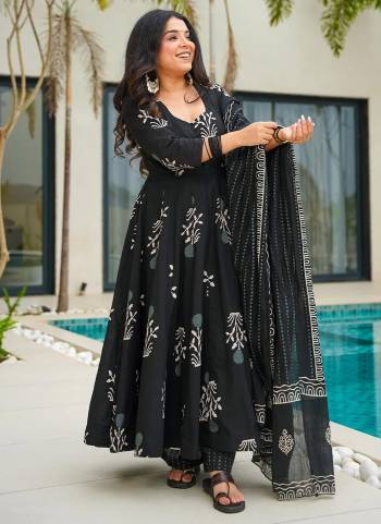 Attractive Looking These Beautiful Looking Readymade Anarkali Suits.These Top And Bottom is Fabricated On Mal Cotton And Mal Cotton Dupatta.Its Beautified With Designer Digital Printed.