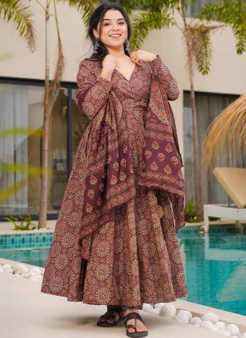 Attractive Looking These Beautiful Looking Readymade Anarkali Suits.These Top And Bottom is Fabricated On Mal Cotton And Mal Cotton Dupatta.Its Beautified With Designer Digital Printed.