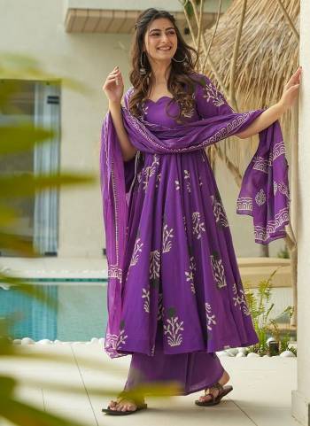 Attractive Looking These Beautiful Looking Readymade Anarkali Suits.These Top And Bottom is Fabricated On Mal Cotton And Mal Cotton Dupatta.Its Beautified With Designer Digital Printed.