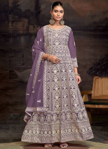 Garb These Designer Anarkali Suit in Fine Colored Pair With Bottom And Dupatta.These Top Are Net And Dupatta Are Fabricated On Net Pair With Santoon Bottom.Its Beautified With Santoon Inner.Its Beautified With Heavy Designer Embroidery Work.