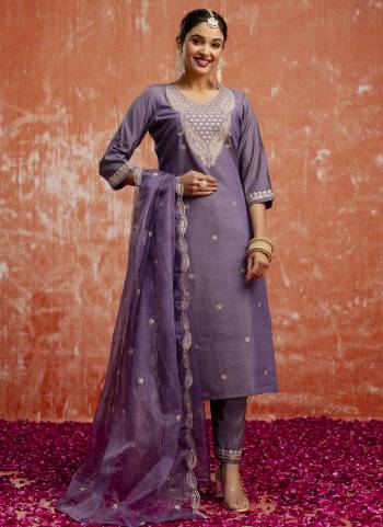 Attractive These Beautiful Looking Readymade Suits With Dupatta.These Suit is Fabricated On Top Are Silk Blend And Bottom Silk Blend And Organza Dupatta .Its Beautified With Designer Embroidery Work.