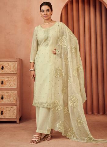 Looking These Party Wear Suit in Fine Colored Pair With Bottom And Dupatta.These Top Are Organza And Dupatta Are Fabricated On Organza Pair With Dull Santoon Bottom.Its Beautified With Designe Heavy Thread Embroidery Work.
