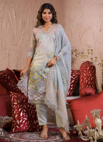 Attractive These Designer Suit in Fine Colored Pair With Bottom And Dupatta.These Top Are Organza And Bottom Are Fabricated On Rayon Pair With Organza Dupatta.Its Beautified With Designer Embroidery Work.