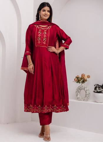 Garb These Beautiful Looking Party Wear Readymade Suits With Dupatta.These Suit is Fabricated On Top Are Vichitra Silk And Bottom Are Vichitra Silk And Vichitra Silk Dupatta .Its Beautified With Designer Thread Embroidery Work,Swarovski Diamond Dupatta.