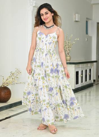 Attractive Looking These Beautiful Looking Readymade Long Kurti.These Kurti is Fabricated On Rayon.Its Beautified With Designer Printed.