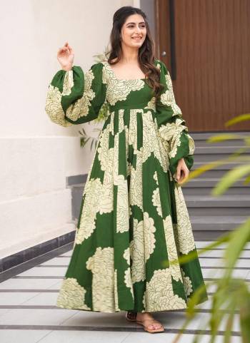 Garb These Beautiful Looking Readymade Long Kurti.These Kurti is Fabricated On Rayon.Its Beautified With Designer Printed.