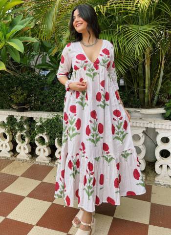 Garb These Beautiful Looking Readymade Long Kurti.These Kurti is Fabricated On Rayon.Its Beautified With Designer Printed.