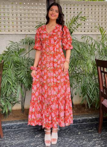 Garb These Beautiful Looking Readymade Long Kurti.These Kurti is Fabricated On Rayon.Its Beautified With Designer Printed.