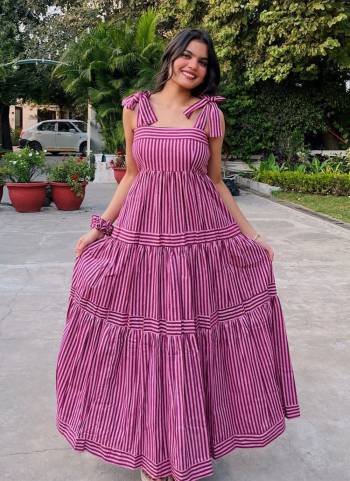 Garb These Beautiful Looking Readymade Long Kurti.These Kurti is Fabricated On Rayon.Its Beautified With Designer Printed.