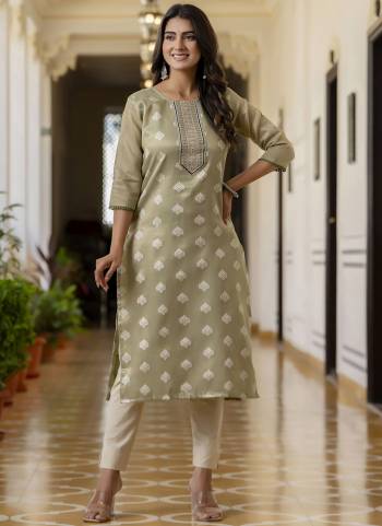 Attrective These Beautiful Looking Readymade Kurti.These Kurti Fabricated On Shimmer Silk.Its Beautified With Designer Embroidery Work.