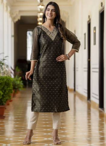 Attrective These Beautiful Looking Readymade Kurti.These Kurti Fabricated On Shimmer Silk.Its Beautified With Designer Embroidery Work.