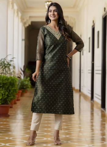 Attrective These Beautiful Looking Readymade Kurti.These Kurti Fabricated On Shimmer Silk.Its Beautified With Designer Embroidery Work.