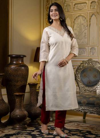 Attrective These Beautiful Looking Readymade Kurti.These Kurti Fabricated On Shimmer Silk.Its Beautified With Designer Embroidery Work.