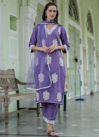 Garb These Beautiful Looking Party Wear Readymade Suits With Dupatta.These Suit is Fabricated On Top And Bottom Are Silk Blend And Organza Dupatta .Its Beautified With Designer Embroidery Work.