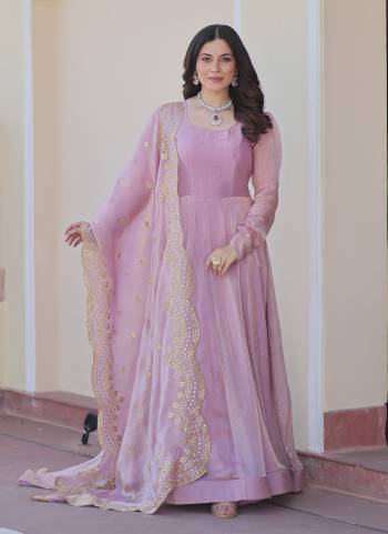 Looking These Beautiful Looking Party Wear Readymade Long Gown With Dupatta.These Gown And Dupatta is Fabricated On Fendy Chiffon.Its Beautified With Designer Jari,Sequance Embroidery Work.