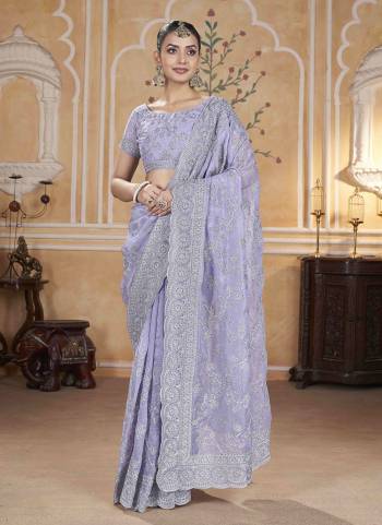 Garb These Party Wear Saree in Fine Colored.These Saree Are Gold Crunchy And Blouse is Gold Crunchy Fabricated.Its Beautified With Designer Silver Jari,Thread Embroidery,Diamond,Cut Work.