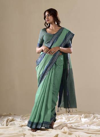 Looking These Party Wear Saree in Fine Colored.These Saree Are Handloom Silk And Blouse is Fabricated On Handloom Silk.Its Beautified With Wevon Pallu Border Designer.