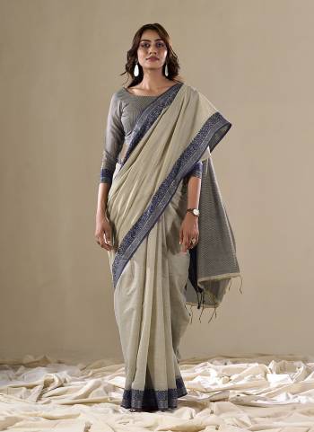 Looking These Party Wear Saree in Fine Colored.These Saree Are Handloom Silk And Blouse is Fabricated On Handloom Silk.Its Beautified With Wevon Pallu Border Designer.