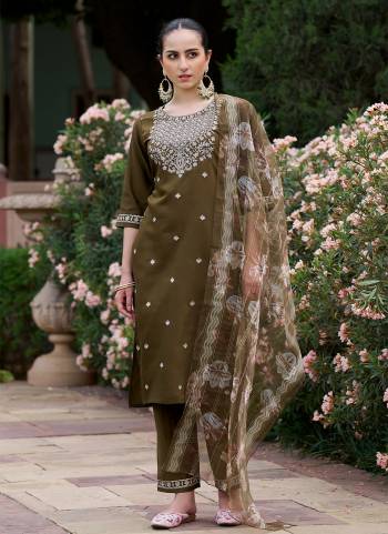 Looking These Beautiful Looking Readymade Suits With Dupatta.These Suit is Fabricated On Top Are Viscose Rayon And Bottom Are Viscose Rayon And Organza Dupatta .Its Beautified With Designer Embroidery Work,Printed Dupatta.
