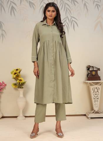 Grab These Beautiful Looking Readymade Top With Bottom Set.These Top And Bottom is Fabricated On Rinkal Cotton.Its Beautified With Solid Designer.