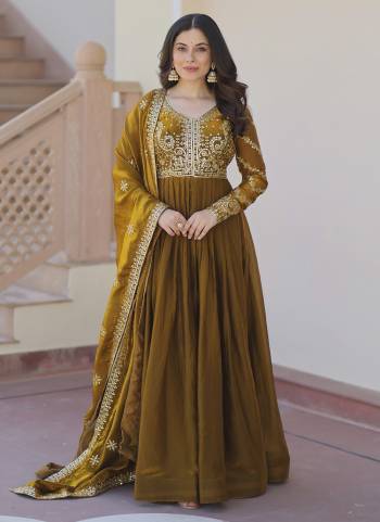 Looking These Beautiful Looking Party Wear Readymade Long Gown With Dupatta.These Gown And Dupatta is Fabricated On Fendy Chiffon.Its Beautified With Designer Jari,Sequance Embroidery Work.