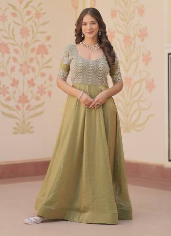 Garb These Beautiful Looking Party Wear Readymade Long Gown.These Gown is Fabricated On Fendy Chiffon.Its Beautified With Designer Beads Embroidary Work.