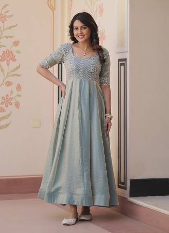 Garb These Beautiful Looking Party Wear Readymade Long Gown.These Gown is Fabricated On Fendy Chiffon.Its Beautified With Designer Beads Embroidary Work.