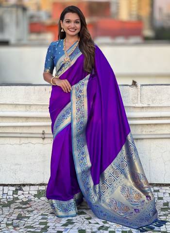 Attrective These Party Wear Saree in Fine Colored.These Saree And Blouse is Fabricated On Soft Silk.Its Beautified With Weaving Jacquard Kadiyal Paithani Gala Designer.