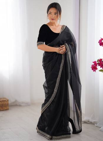 Garb These Party Wear Saree in Fine Colored.These Saree Are Twill Net And Blouse is Velvet Fabricated.Its Beautified With Designer Sequance,Codding Embroidery Work.