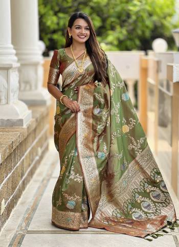 Attrective These Party Wear Saree in Fine Colored.These Saree And Blouse is Fabricated On Banarasi Silk.Its Beautified With Weaving Meenakari Designer.