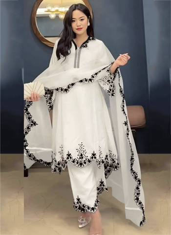 Garb These Party Wear Designer Salwar Suits in Fine Colored Pair With Dupatta.These Top Are Faux Georgette And Dupatta Are Fabricated On Organza Pair With Faux Georgette Bottom.Its Beautified With Designer Embroidery Work.