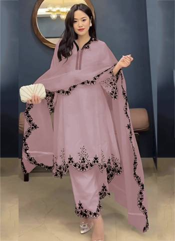 Garb These Party Wear Designer Salwar Suits in Fine Colored Pair With Dupatta.These Top Are Faux Georgette And Dupatta Are Fabricated On Organza Pair With Faux Georgette Bottom.Its Beautified With Designer Embroidery Work.