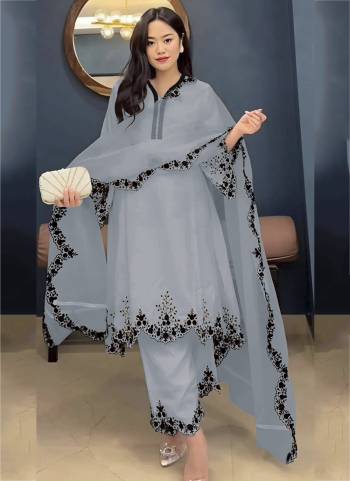 Garb These Party Wear Designer Salwar Suits in Fine Colored Pair With Dupatta.These Top Are Faux Georgette And Dupatta Are Fabricated On Organza Pair With Faux Georgette Bottom.Its Beautified With Designer Embroidery Work.