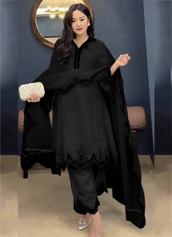 Garb These Party Wear Designer Salwar Suits in Fine Colored Pair With Dupatta.These Top Are Faux Georgette And Dupatta Are Fabricated On Organza Pair With Faux Georgette Bottom.Its Beautified With Designer Embroidery Work.