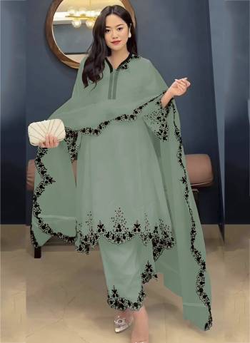 Garb These Party Wear Designer Salwar Suits in Fine Colored Pair With Dupatta.These Top Are Faux Georgette And Dupatta Are Fabricated On Organza Pair With Faux Georgette Bottom.Its Beautified With Designer Embroidery Work.