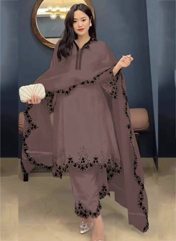 Garb These Party Wear Designer Salwar Suits in Fine Colored Pair With Dupatta.These Top Are Faux Georgette And Dupatta Are Fabricated On Organza Pair With Faux Georgette Bottom.Its Beautified With Designer Embroidery Work.